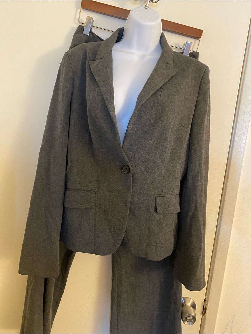 Express Women's Gray One-Button Blazer size 8and pants set size 10s - Picture 2 of 8